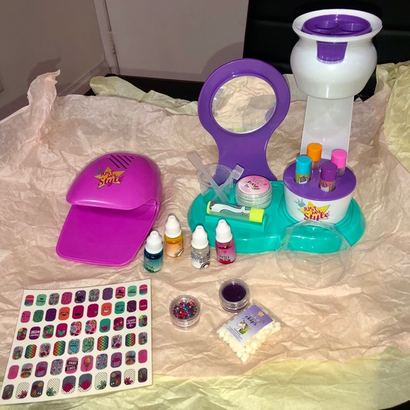 PRICE FIRM Lip balm + Nail studio - Picture 3 of 8